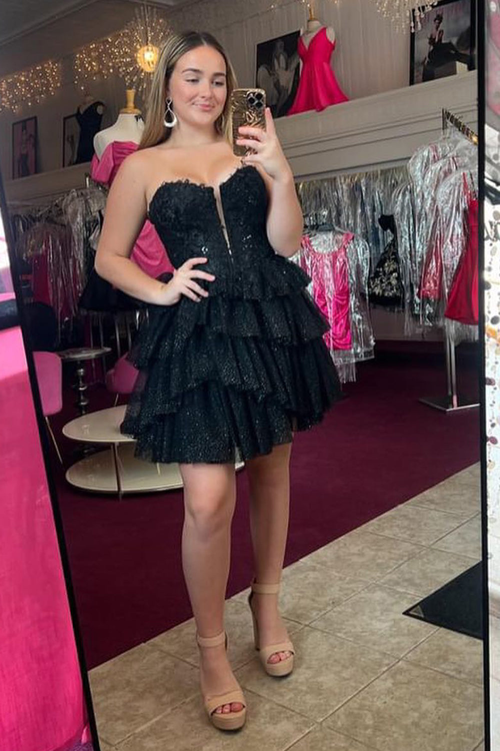 Vestido corto de fiesta con escote corazón, corte en A, corsé escalonado y apliques de tul.