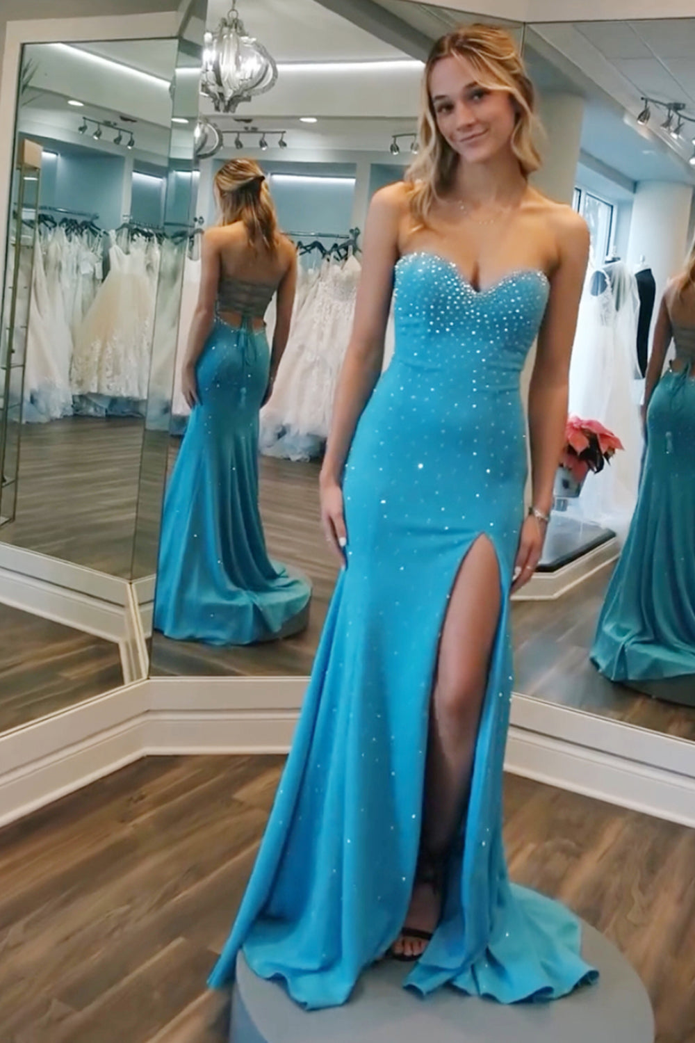 Robe de bal longue sirène à paillettes et perles, décolleté cœur et fente.