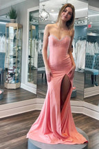 Robe de bal longue sirène à paillettes et perles, décolleté cœur et fente.