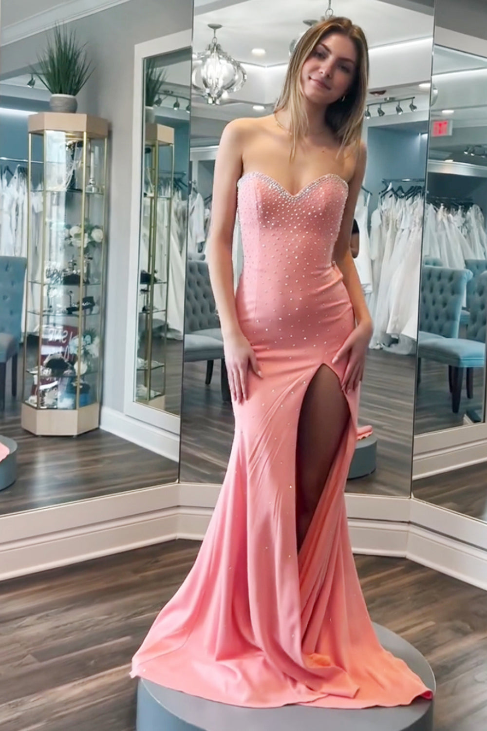 Robe de bal longue sirène à paillettes et perles, décolleté cœur et fente.