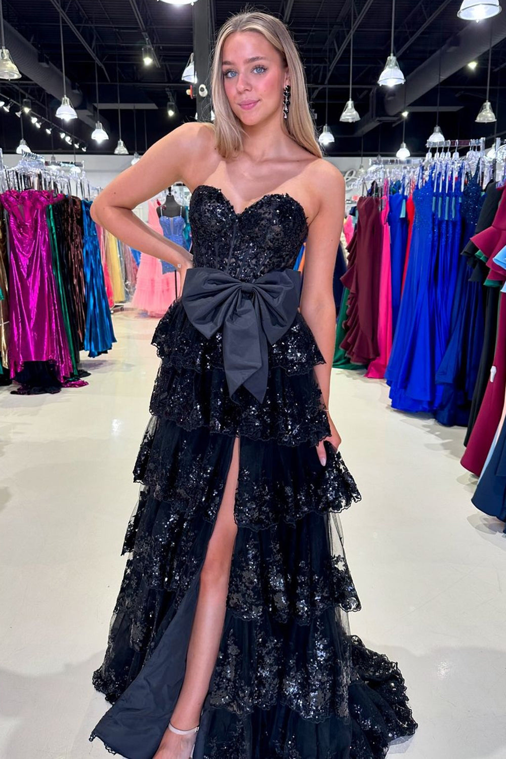 Robe de bal longue à corset à volants et décolleté en A, ornée de sequins et d'un nœud, avec décolleté en cœur et paillettes.