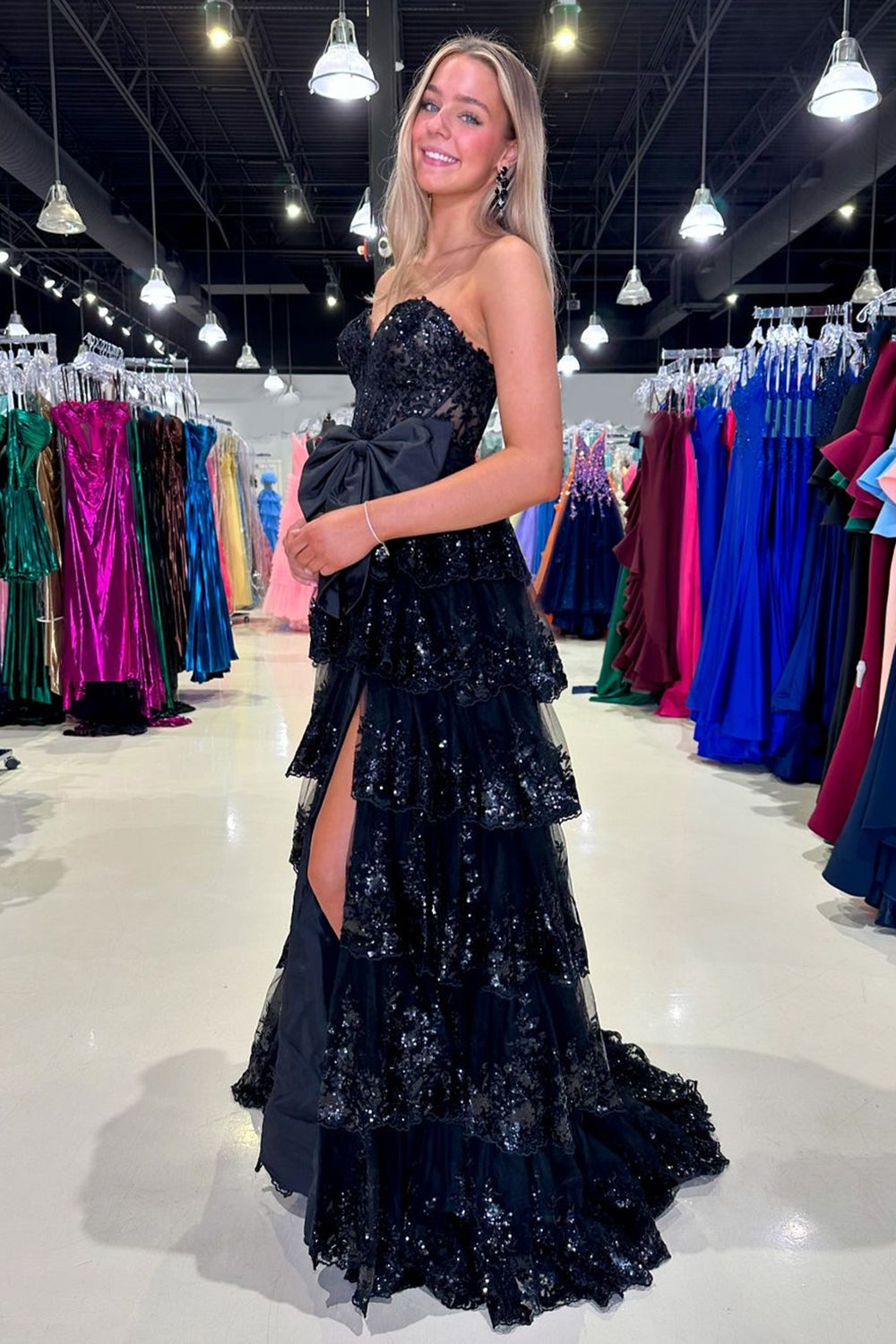 Robe de bal longue à corset à volants et décolleté en A, ornée de sequins et d'un nœud, avec décolleté en cœur et paillettes.
