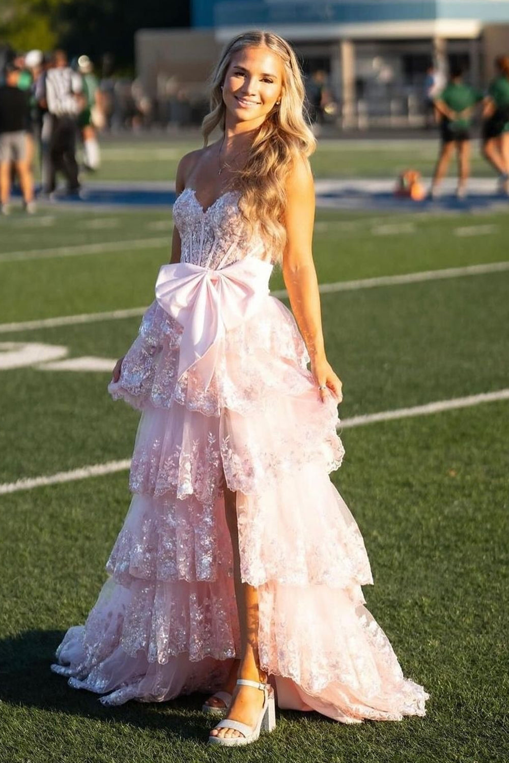 Robe de bal longue à corset à volants et décolleté en A, ornée de sequins et d'un nœud, avec décolleté en cœur et paillettes.
