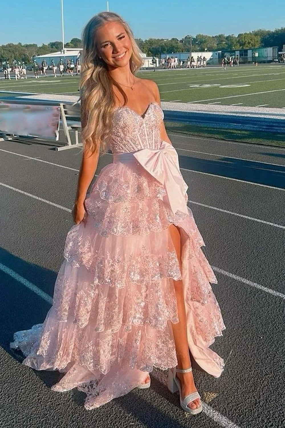 Robe de bal longue à corset à volants et décolleté en A, ornée de sequins et d'un nœud, avec décolleté en cœur et paillettes.