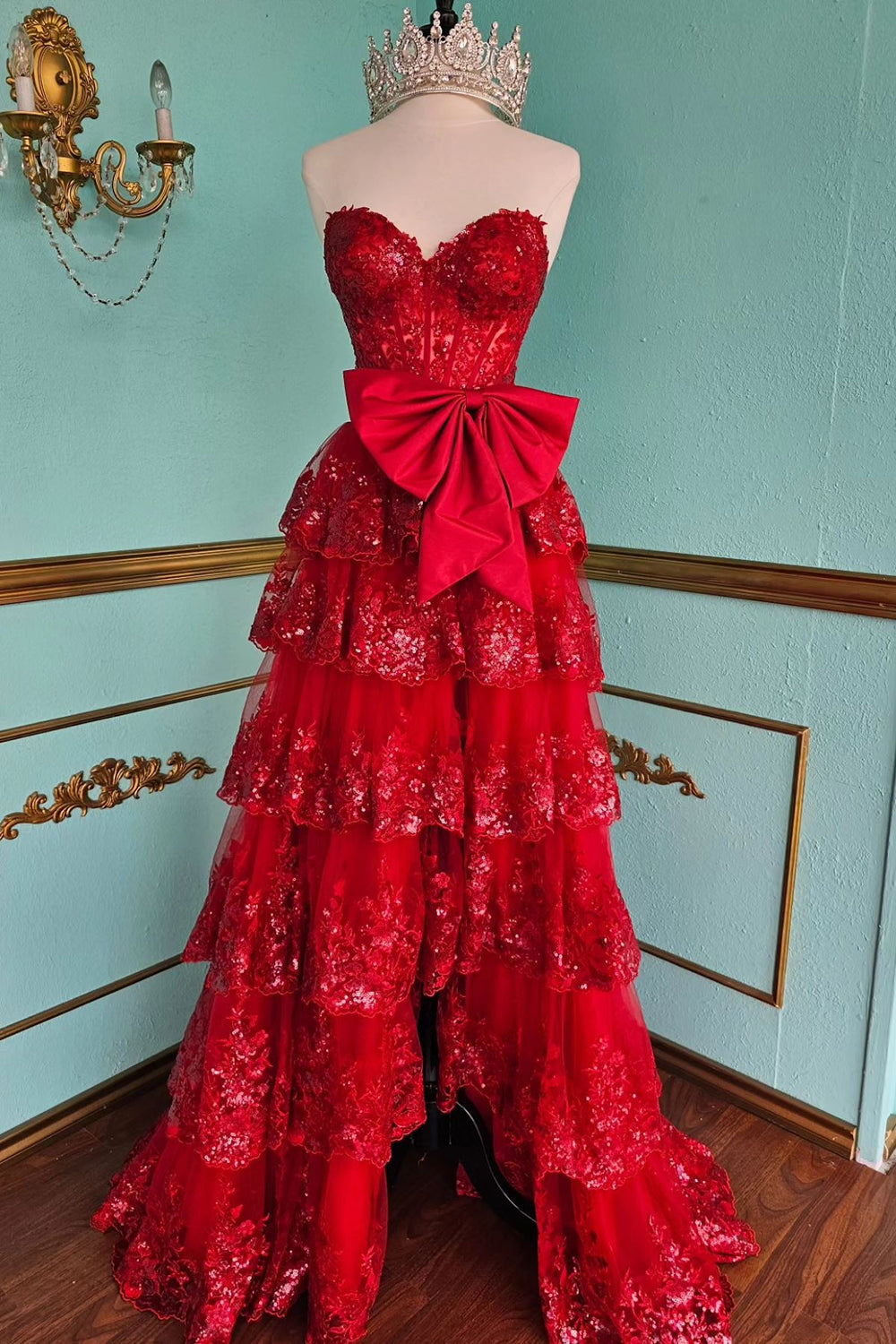 Robe de bal longue à corset à volants et décolleté en A, ornée de sequins et d'un nœud, avec décolleté en cœur et paillettes.