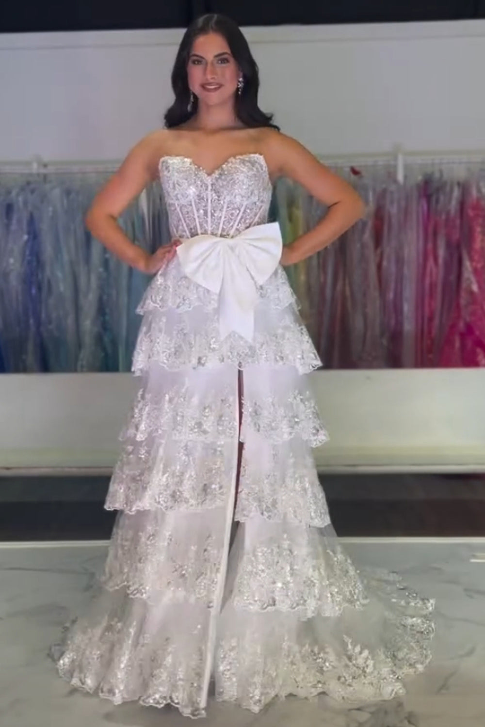 Robe de bal longue à corset à volants et décolleté en A, ornée de sequins et d'un nœud, avec décolleté en cœur et paillettes.