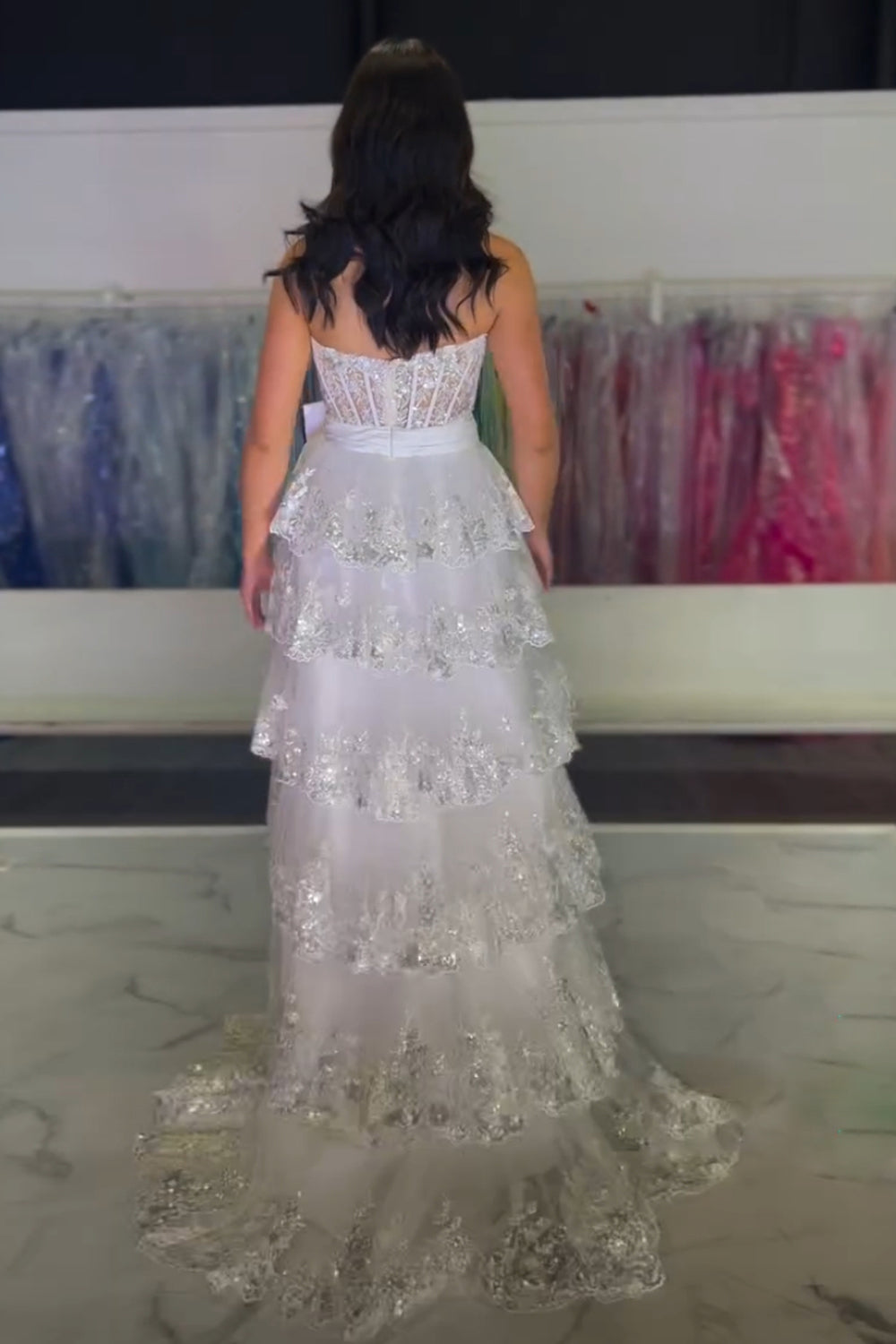 Robe de bal longue à corset à volants et décolleté en A, ornée de sequins et d'un nœud, avec décolleté en cœur et paillettes.