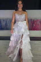 Robe de bal longue à corset à volants et décolleté en A, ornée de sequins et d'un nœud, avec décolleté en cœur et paillettes.