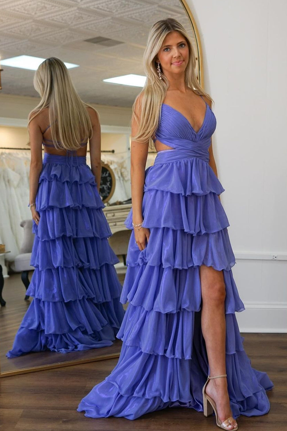Robe de bal longue violette à fines bretelles, coupe trapèze, dos nu à volants et fente