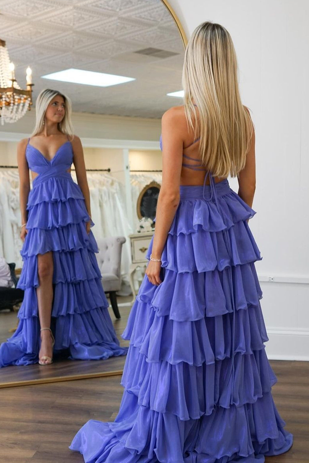 Robe de bal longue violette à fines bretelles, coupe trapèze, dos nu à volants et fente