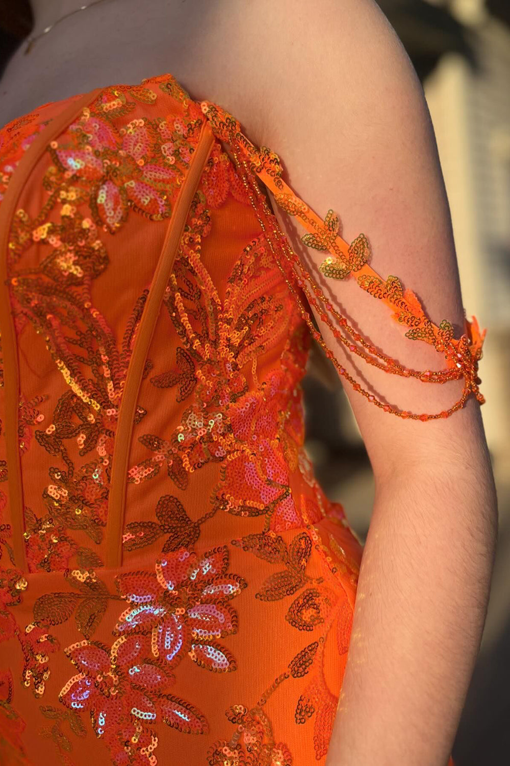 Vestido de fiesta largo de sirena con corsé, lentejuelas brillantes, hombros descubiertos y abertura, con lentejuelas y abertura.