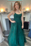 Robe de bal longue trapèze en tulle à fines bretelles et ornée d'appliqués
