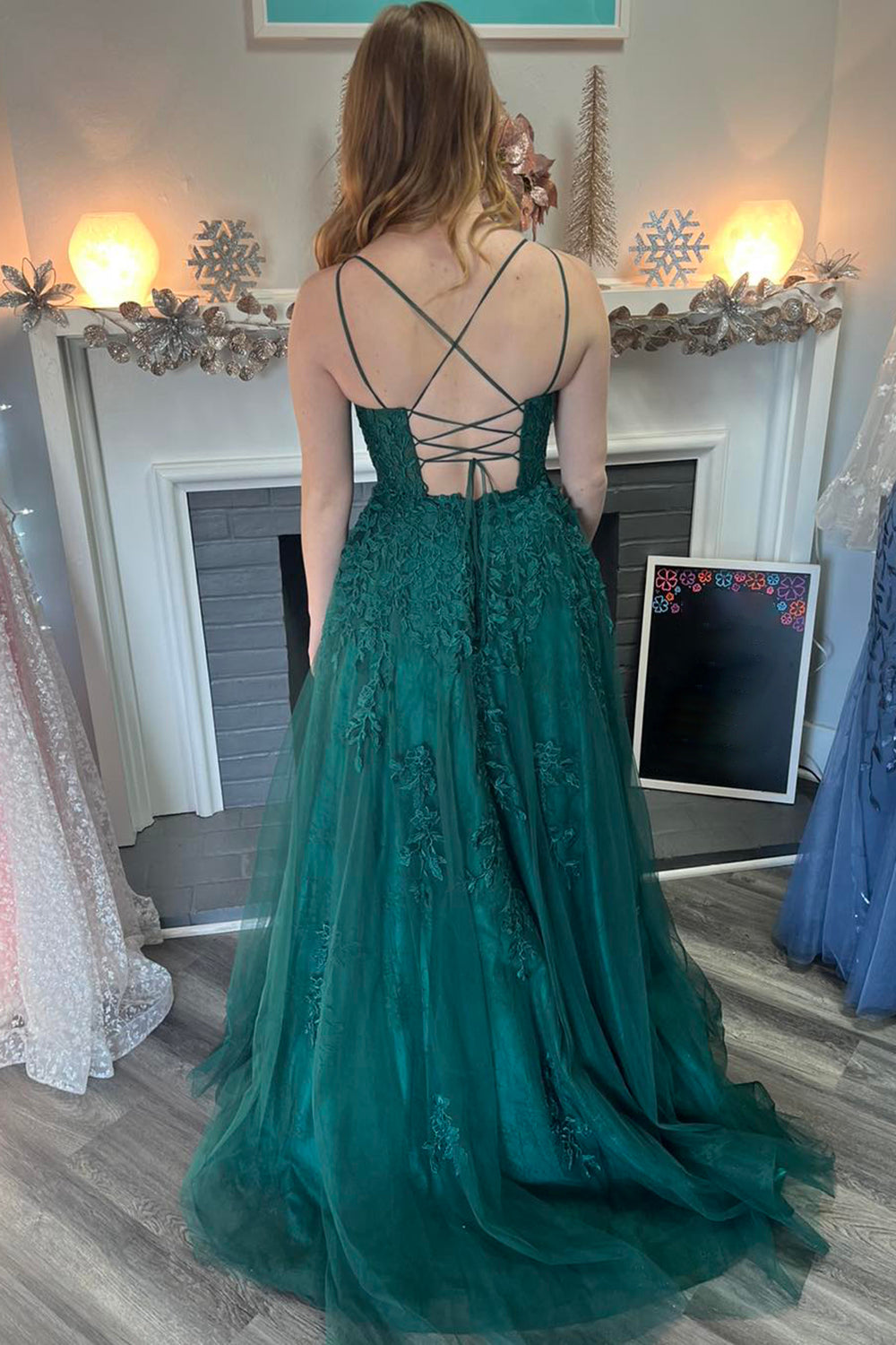 Robe de bal longue trapèze en tulle à fines bretelles et ornée d'appliqués