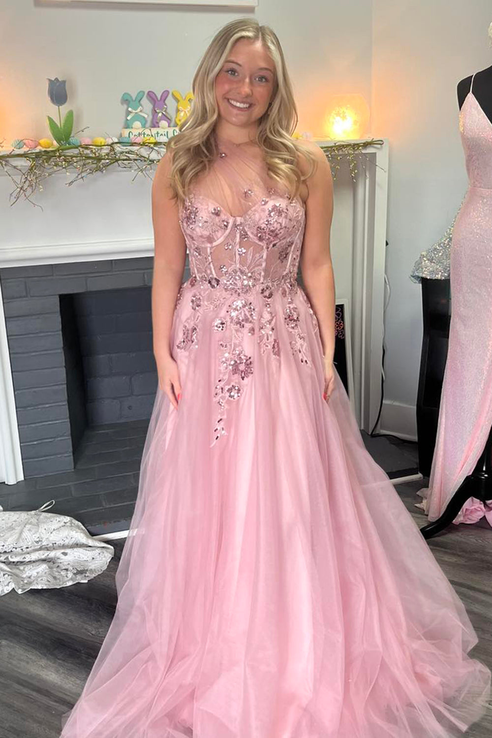 Robe de bal longue corset en tulle à une épaule, coupe trapèze, ornée de sequins