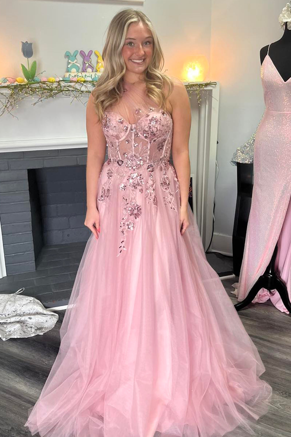 Robe de bal longue corset en tulle à une épaule, coupe trapèze, ornée de sequins