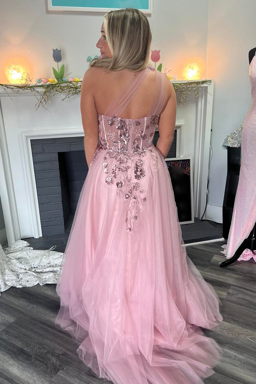 Robe de bal longue corset en tulle à une épaule, coupe trapèze, ornée de sequins