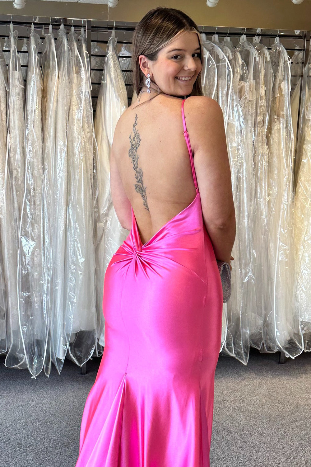 Vestido largo de fiesta de sirena de satén con tirantes finos y espalda descubierta