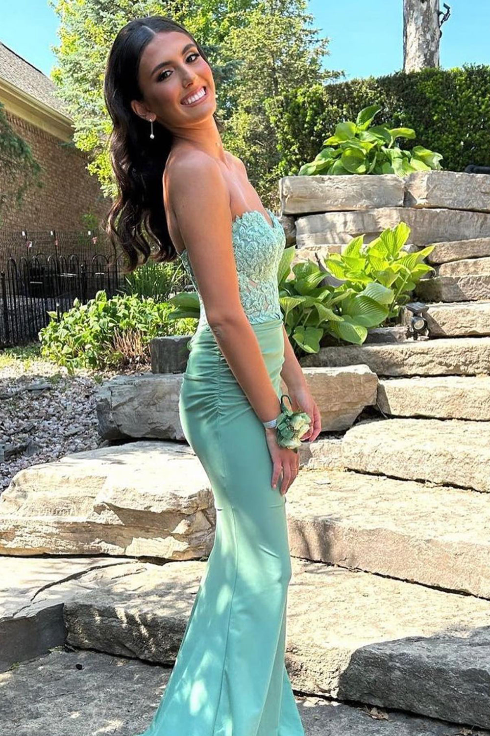 Vestido de fiesta largo de sirena con corsé y escote corazón color menta con apliques