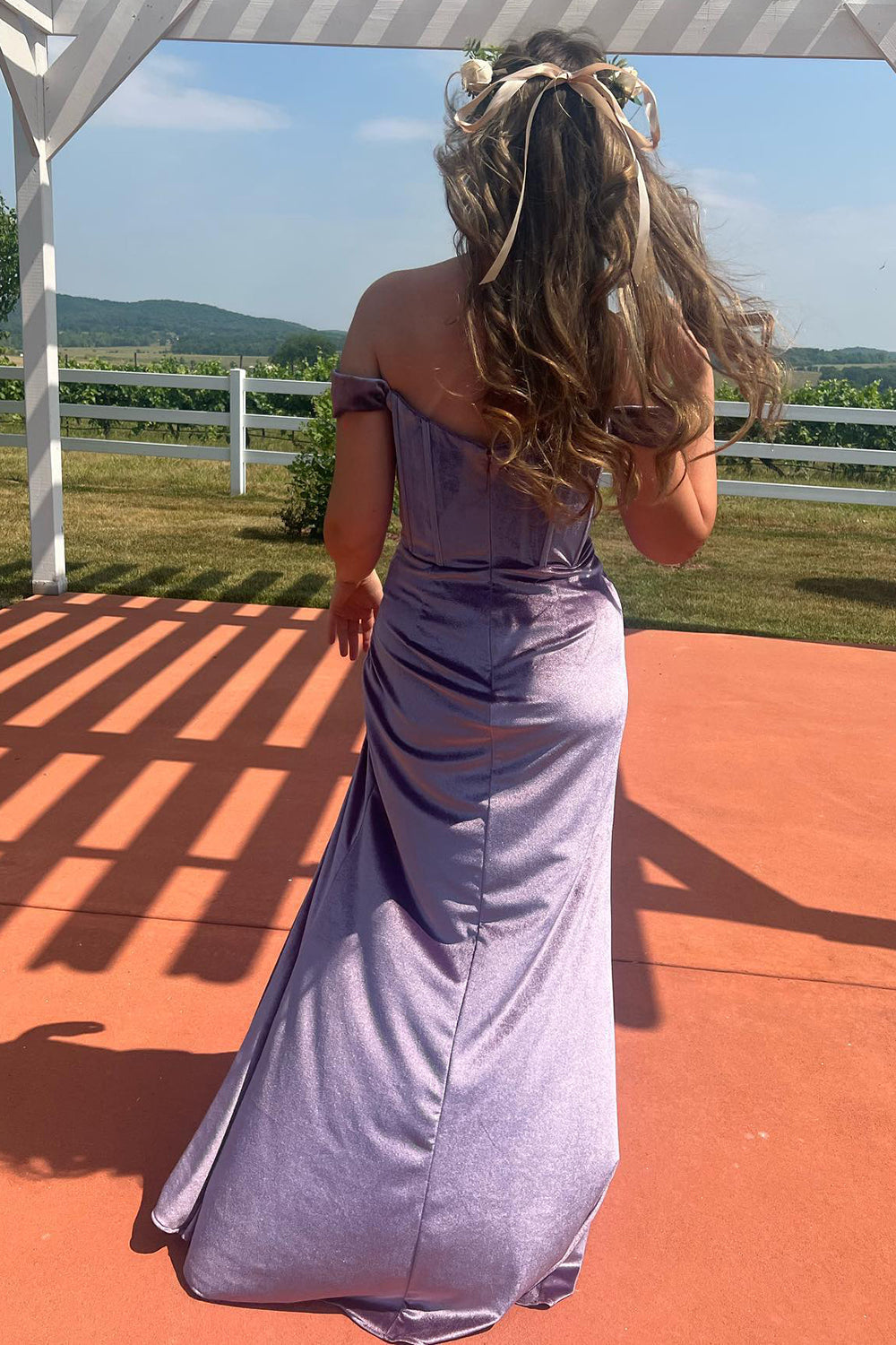 Vestido de fiesta largo de sirena de terciopelo morado con hombros descubiertos y abertura, estilo corsé, largo y con corsé.