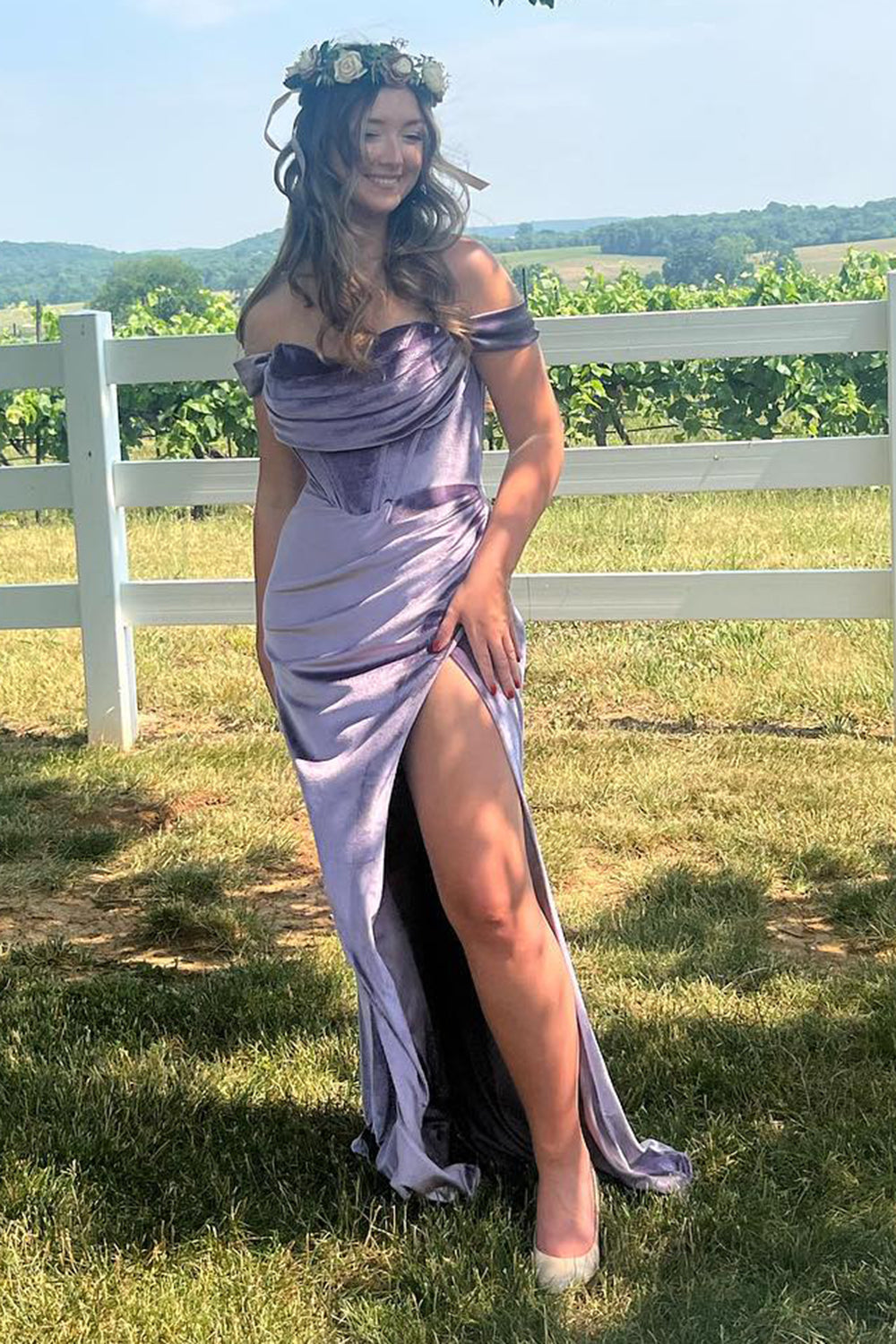 Vestido de fiesta largo de sirena de terciopelo morado con hombros descubiertos y abertura, estilo corsé, largo y con corsé.