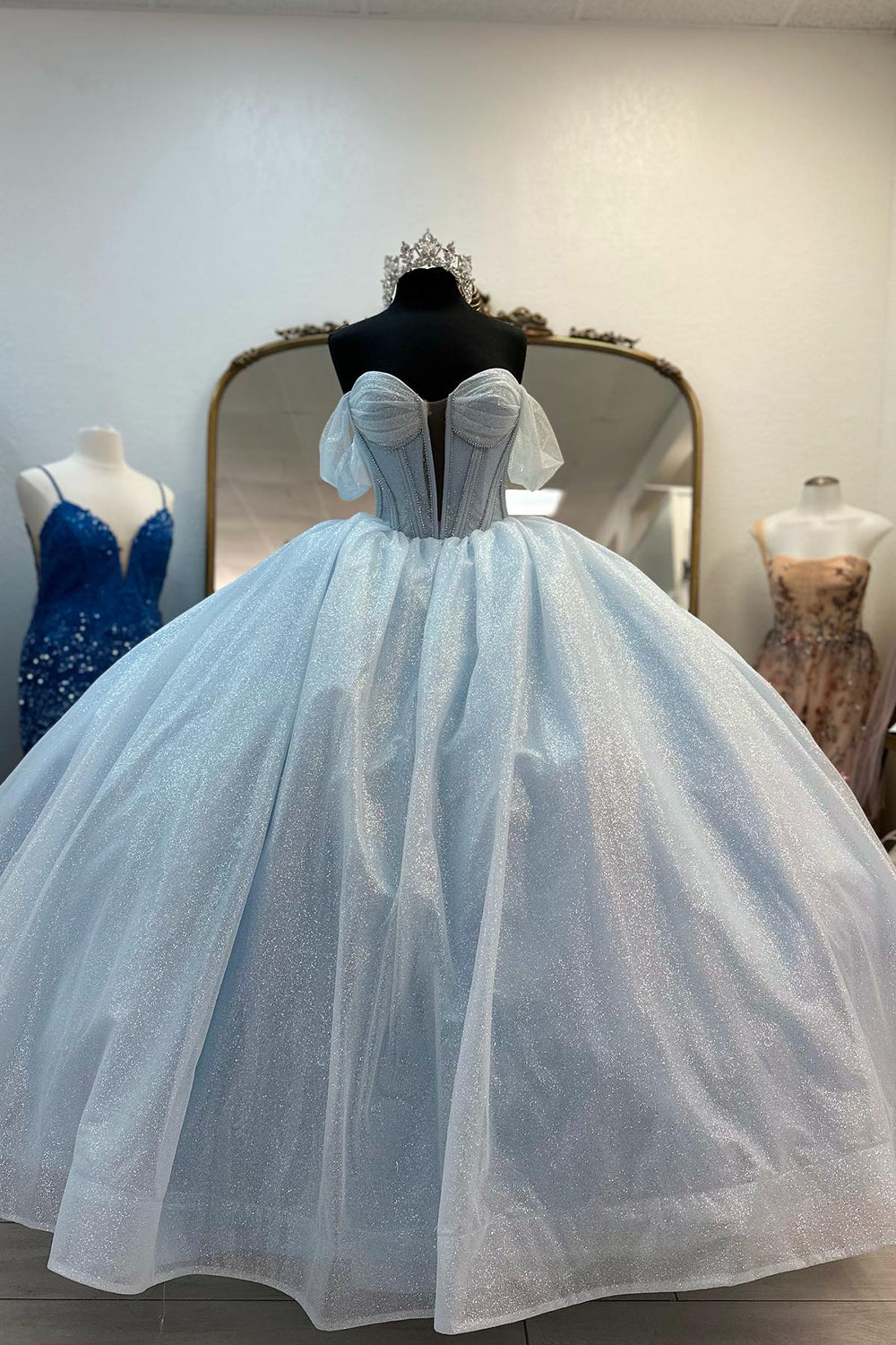 Vestido de fiesta largo de princesa, estilo princesa, con corsé, escote barco, tul azul claro brillante y hombros descubiertos con lazo