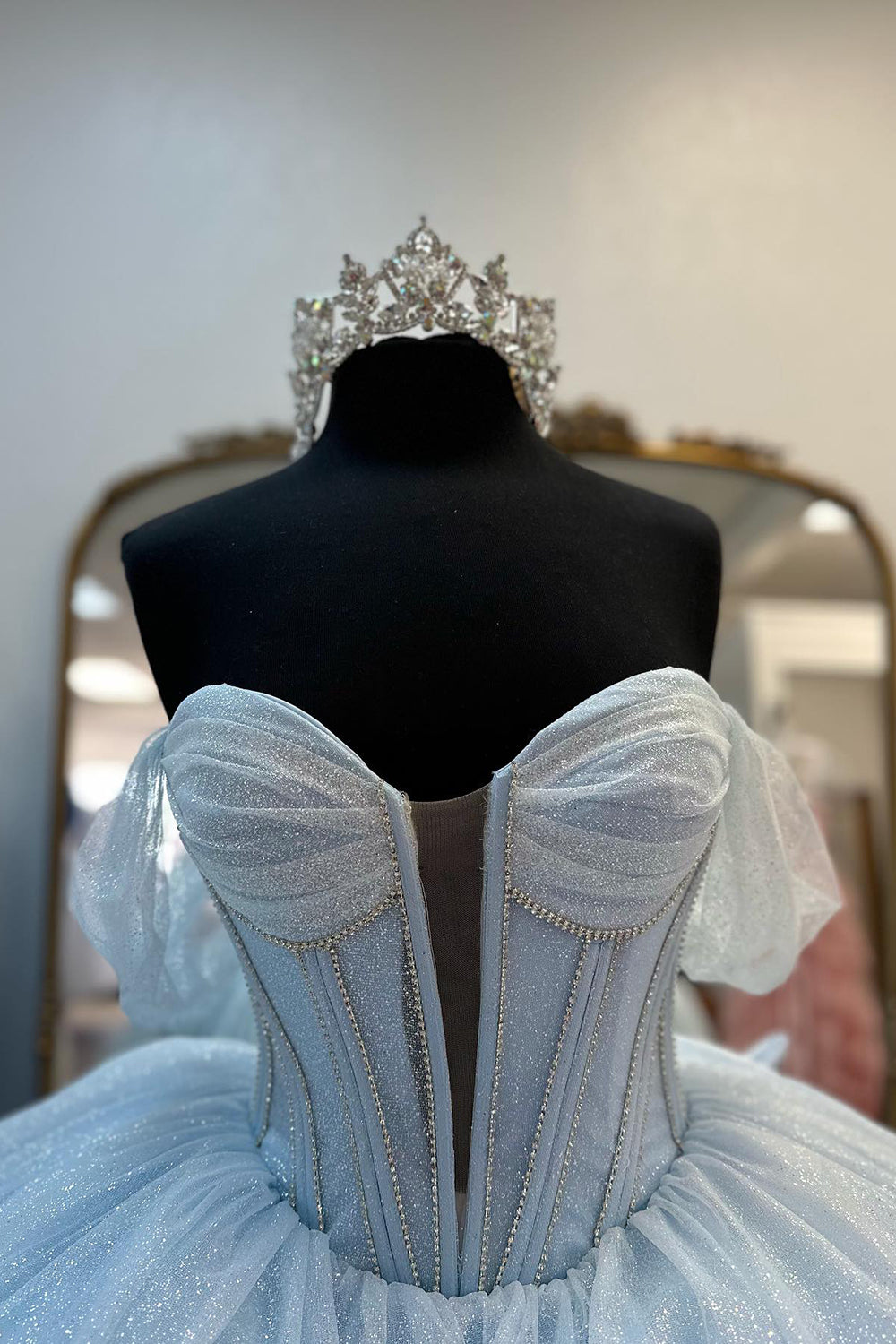 Vestido de fiesta largo de princesa, estilo princesa, con corsé, escote barco, tul azul claro brillante y hombros descubiertos con lazo