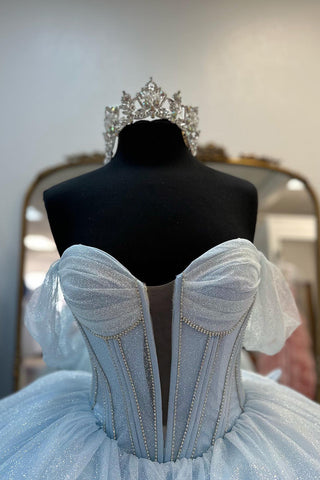 Vestido de fiesta largo de princesa, estilo princesa, con corsé, escote barco, tul azul claro brillante y hombros descubiertos con lazo