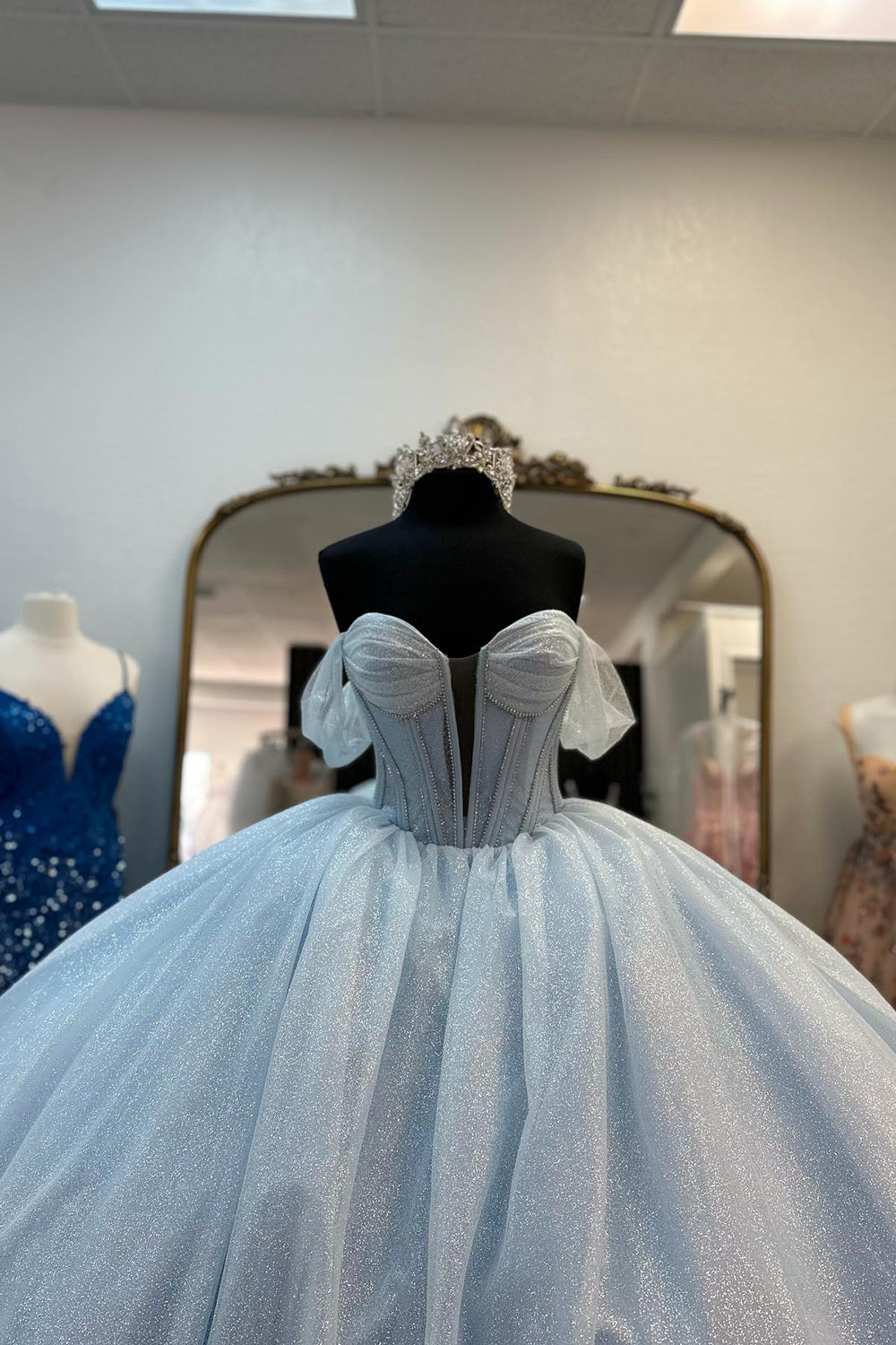 Vestido de fiesta largo de princesa, estilo princesa, con corsé, escote barco, tul azul claro brillante y hombros descubiertos con lazo