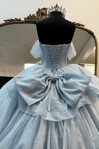 Vestido de fiesta largo de princesa, estilo princesa, con corsé, escote barco, tul azul claro brillante y hombros descubiertos con lazo