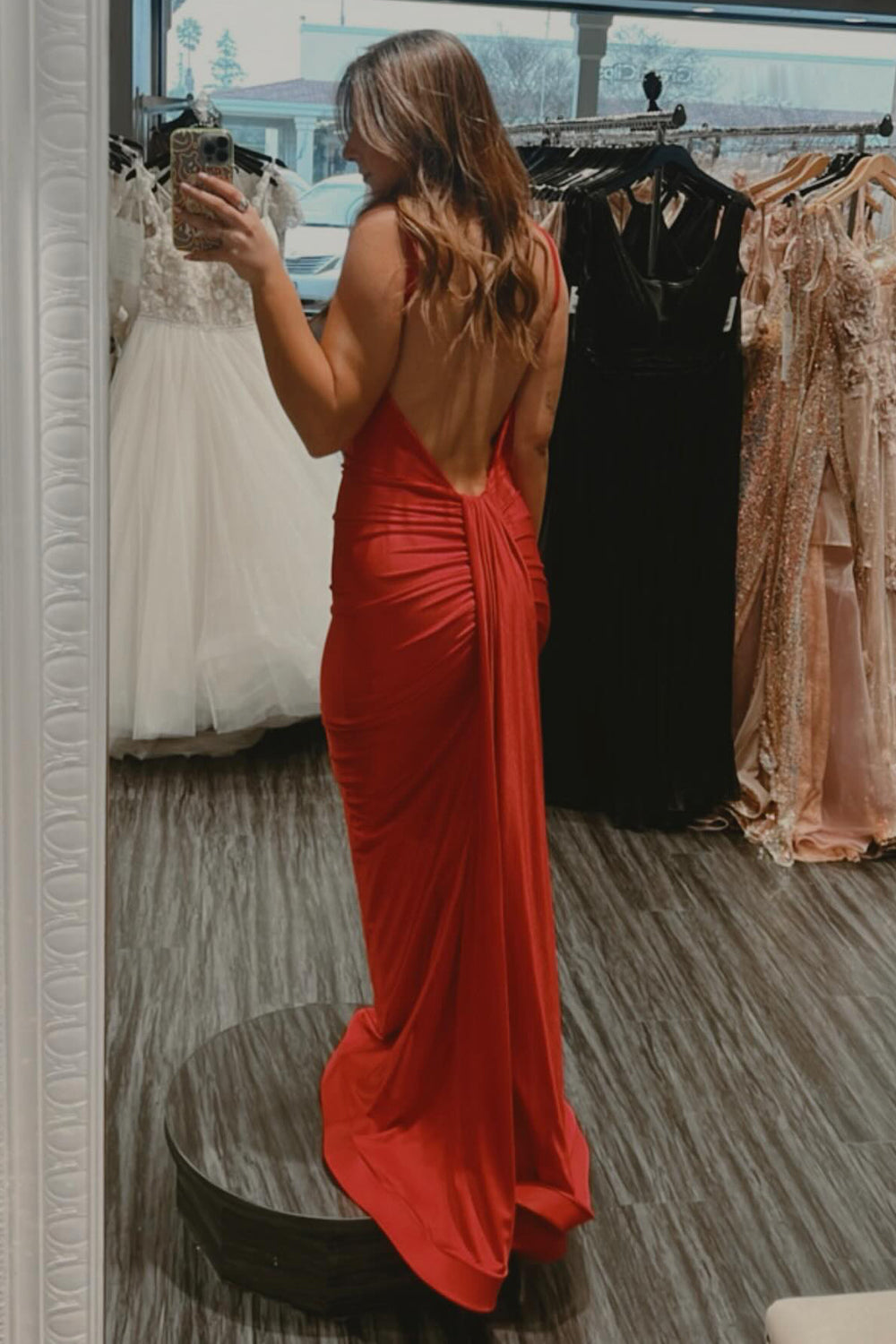 Vestido largo de fiesta largo de satén rojo con tirantes finos, corte sirena y espalda descubierta