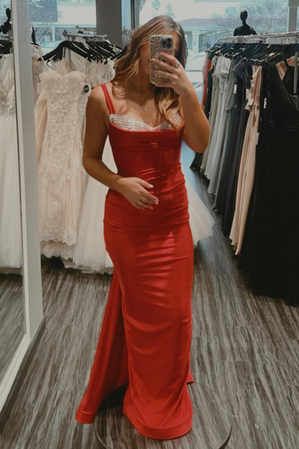 Vestido largo de fiesta largo de satén rojo con tirantes finos, corte sirena y espalda descubierta