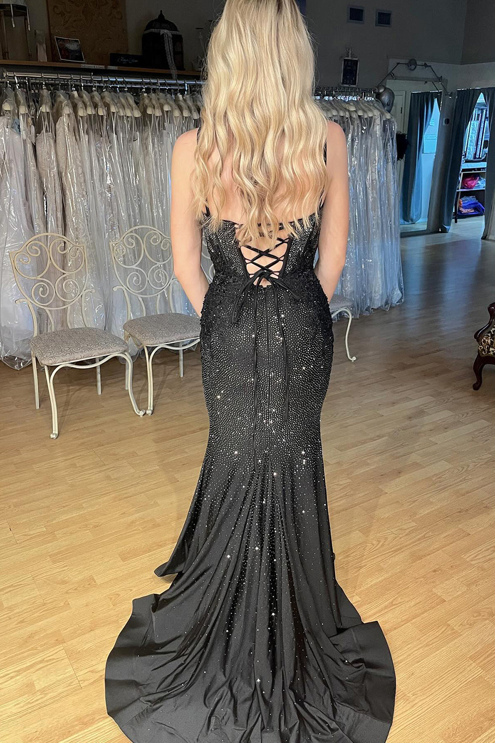 Robe de bal sirène longue à bretelles spaghetti et corset ornée de perles, avec paillettes et perles