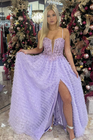 Robe de bal longue en tulle lilas à fines bretelles, coupe trapèze, corset à volants et appliques