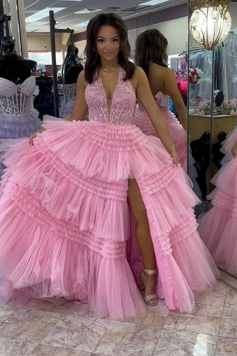 Robe de bal longue bustier en tulle, coupe trapèze, à volants et ornée d'appliqués