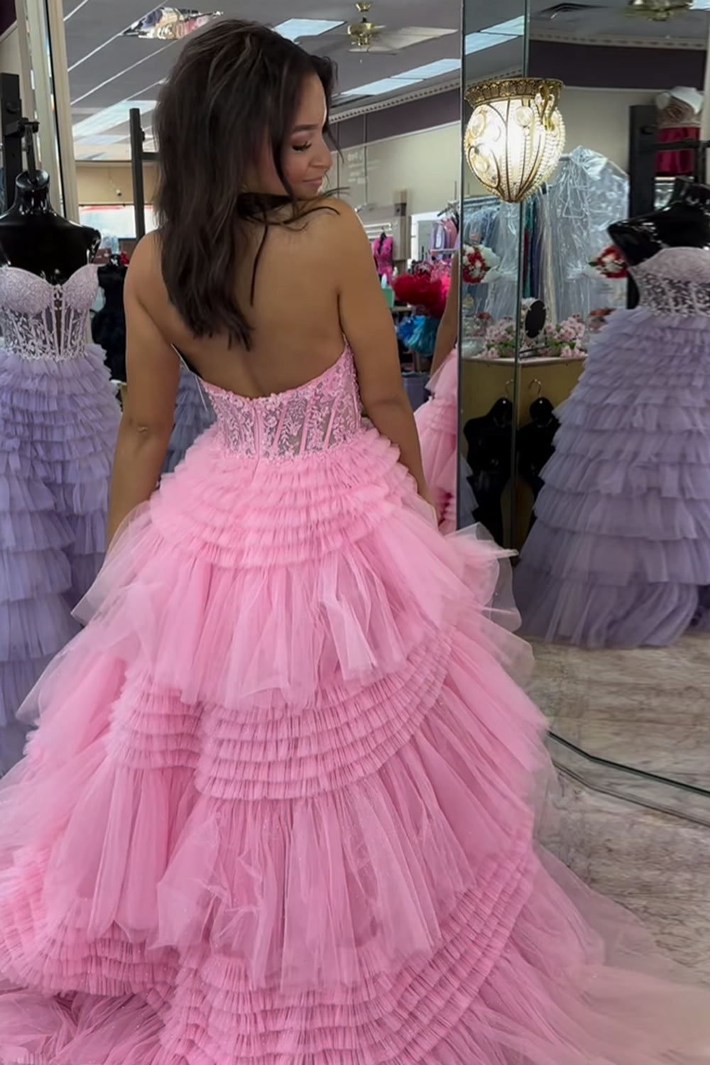 Robe de bal longue bustier en tulle, coupe trapèze, à volants et ornée d'appliqués