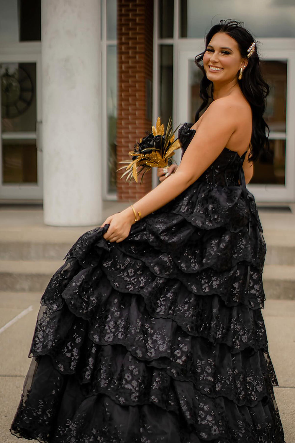 Robe de bal longue bustier trapèze en tulle à volants et sequins
