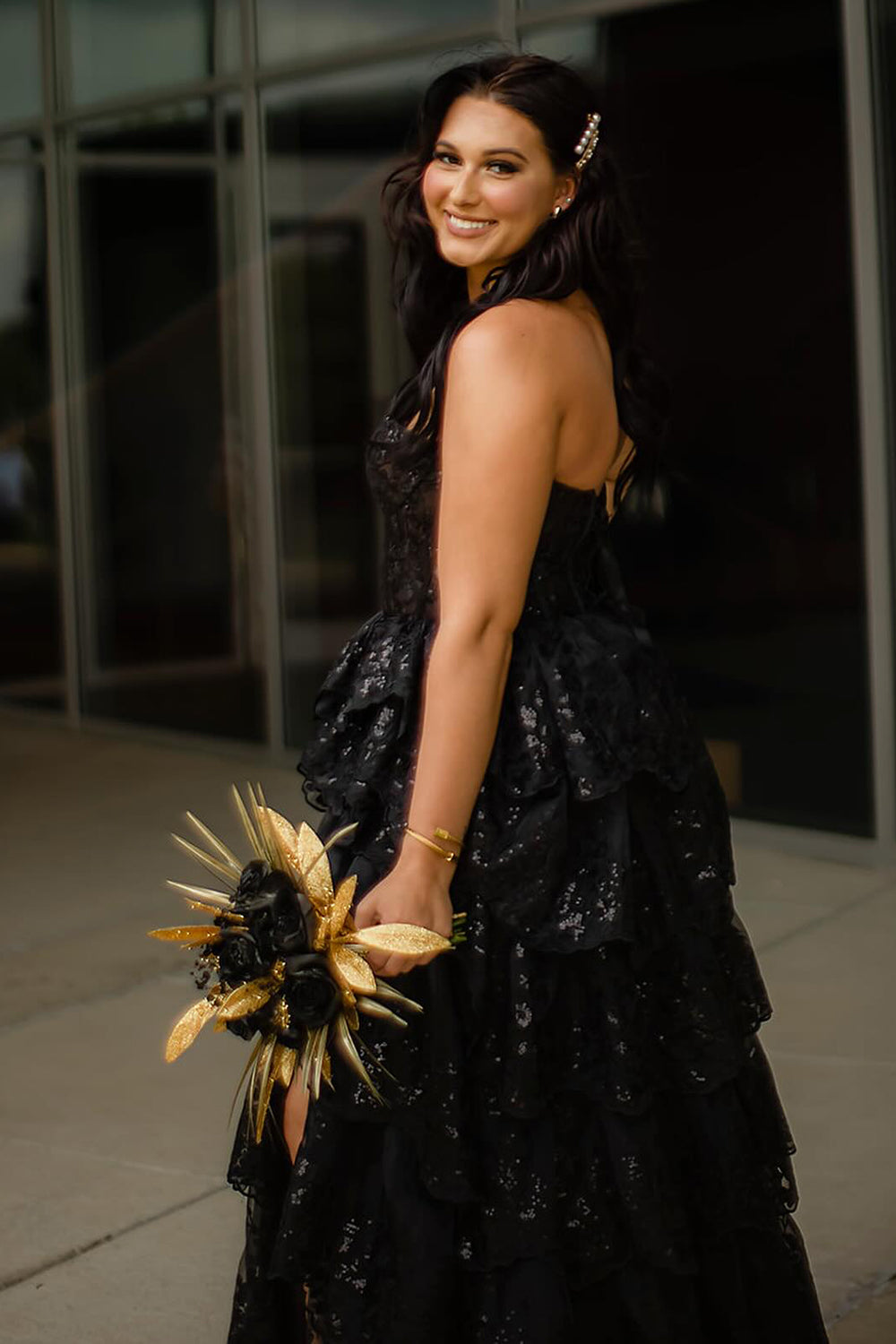 Robe de bal longue bustier trapèze en tulle à volants et sequins