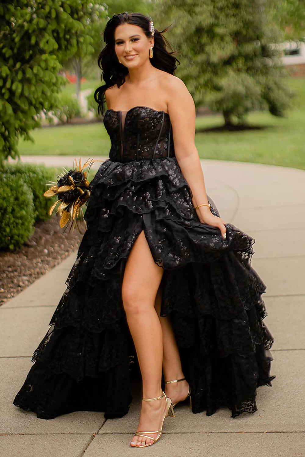 Robe de bal longue bustier trapèze en tulle à volants et sequins