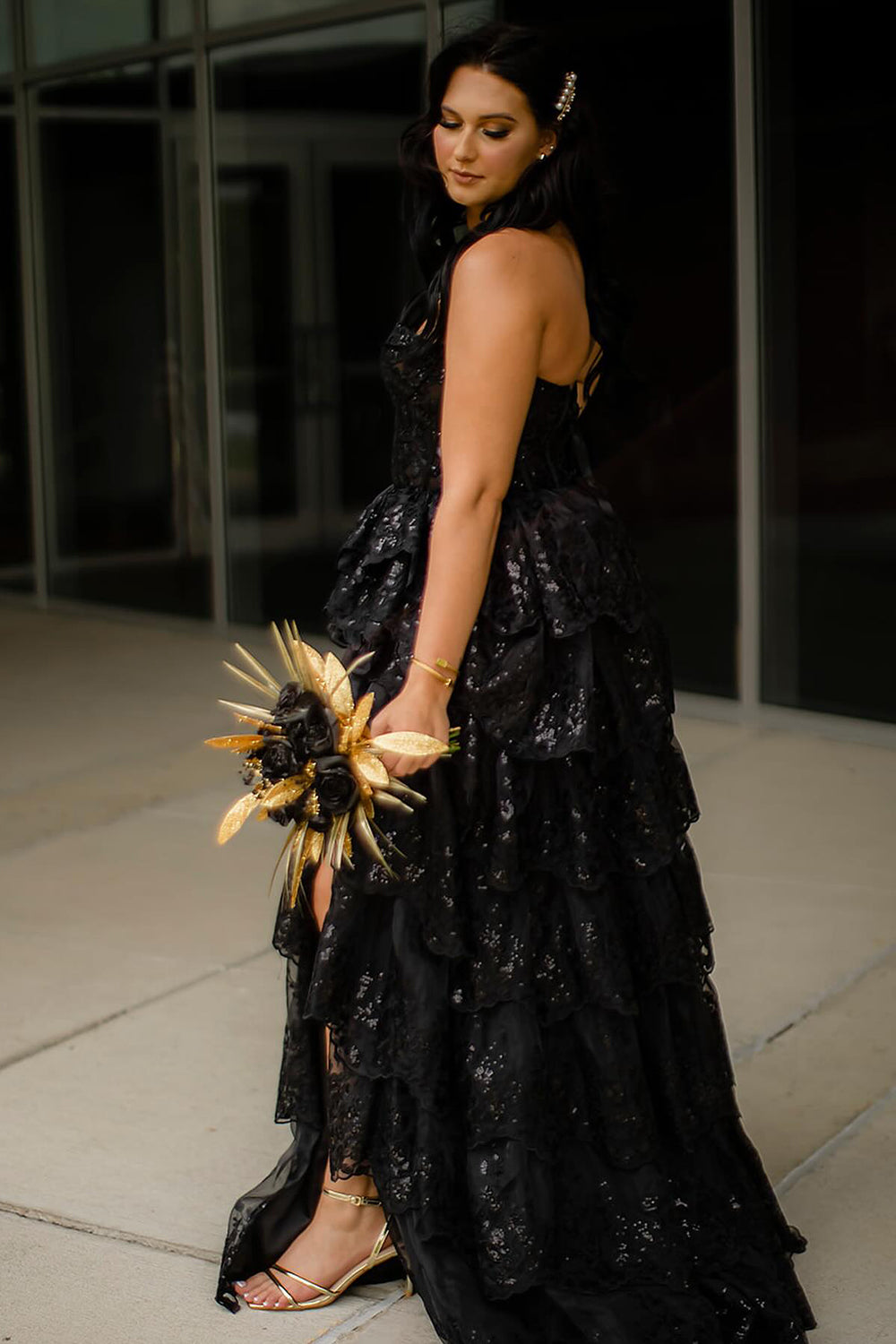 Robe de bal longue bustier trapèze en tulle à volants et sequins