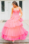 Robe de bal longue à bretelles spaghetti, coupe trapèze, en tulle et corset à volants.