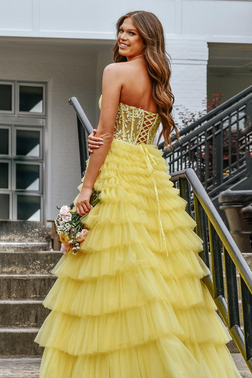 Robe de bal longue corset à volants en tulle style princesse avec appliques
