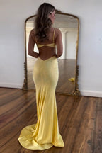 Robe de bal longue sirène à bretelles spaghetti pailletées et découpes ornée de perles