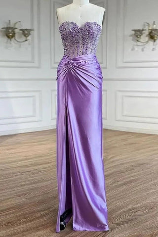 Vestido de fiesta largo de satén morado con escote corazón, corte sirena, fruncido y corsé, con pedrería.