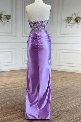 Vestido de fiesta largo de satén morado con escote corazón, corte sirena, fruncido y corsé, con pedrería.