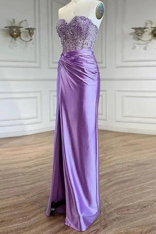 Vestido de fiesta largo de satén morado con escote corazón, corte sirena, fruncido y corsé, con pedrería.