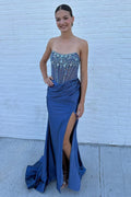 Robe de bal sirène longue bustier en satin pailleté ornée de perles et fendue.