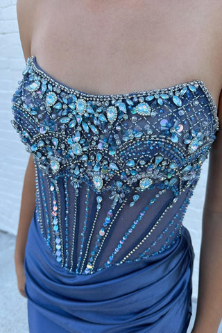 Robe de bal sirène longue bustier en satin pailleté ornée de perles et fendue.