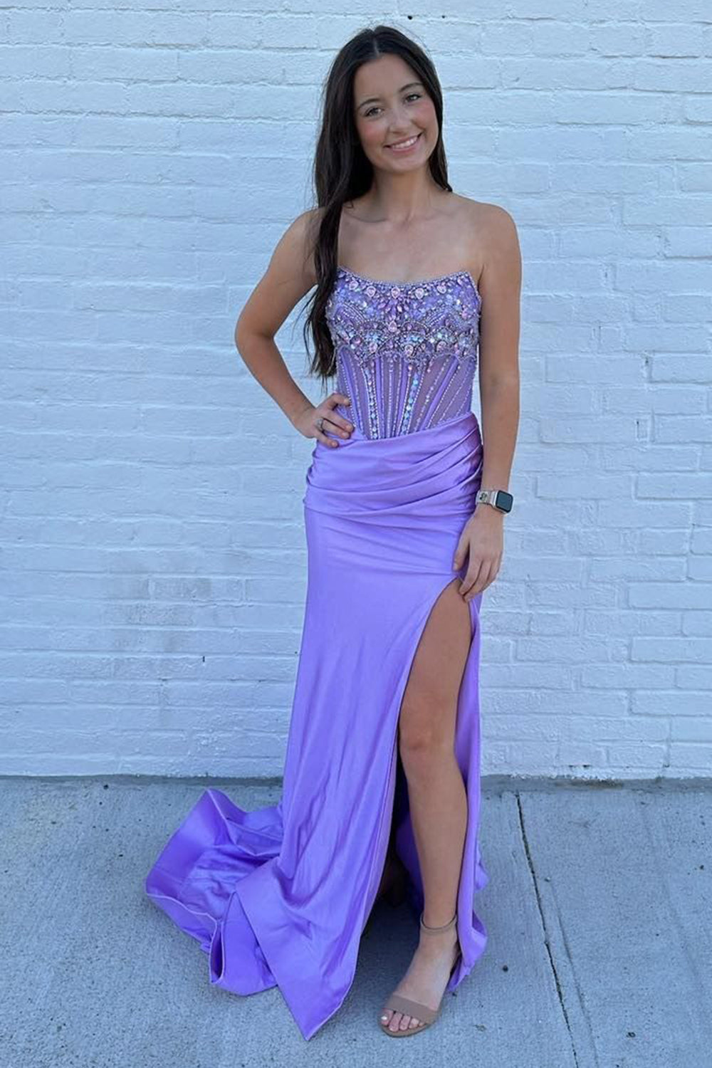 Robe de bal sirène longue bustier en satin pailleté ornée de perles et fendue.