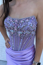 Robe de bal sirène longue bustier en satin pailleté ornée de perles et fendue.