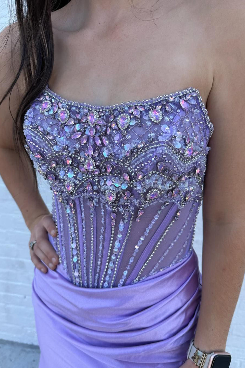 Robe de bal sirène longue bustier en satin pailleté ornée de perles et fendue.